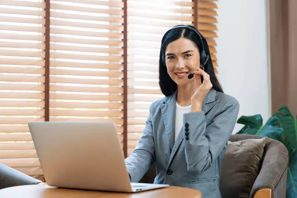 Kvinnliga Call Center Operatör Eller Kundtjänst Helpdesk Personal Som Arbetar — Stockfoto