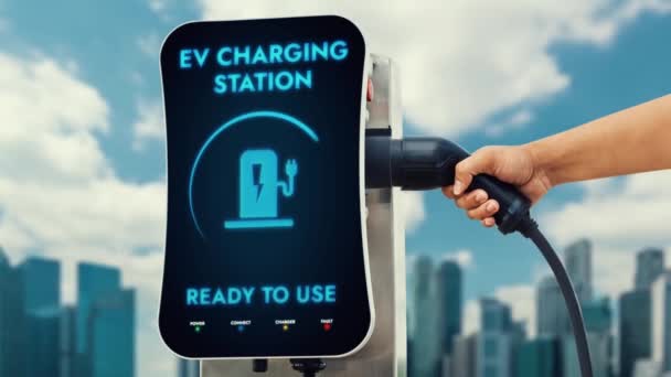 Бізнесмен Витягує Зарядний Пристрій Станції Заряджання Щоб Зарядити Електричний Автомобіль — стокове відео