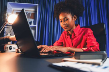 Mutlu yüzlü pembe tişörtlü Afrikalı kadın blogcu, ekran bilgisayarından değerli bir başarı projesi izliyor ya da burs kazanıyor. Memlekette neşeli ifade kavramı işe yarıyor. Tatlandırıcı.