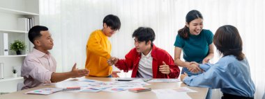 Heyecanlı ve mutlu bir şirket çalışanı başarılı bir stratejik iş pazarlama planlaması yaptıktan sonra kutlama yapıyor. Takım çalışması ve olumlu tutum verimli ve destekleyici bir iş yeri yaratır. Sinerjik