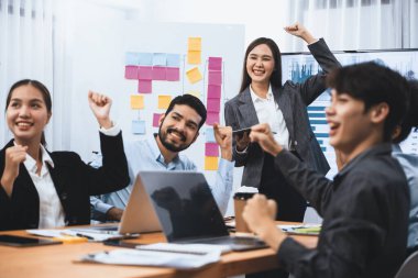 Genç Asyalı iş kadını modern toplantıda TV ekranında veri analizi paneli sunuyor. Bir grup iş adamıyla konferans odasında iş sunumu. Uyum