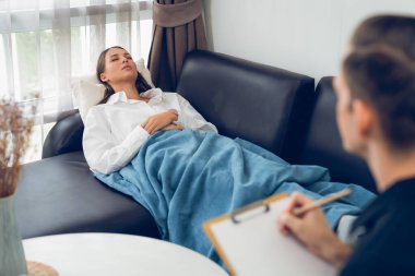 Stresli ve depresif bir hasta zihinsel hastalığı ve depresyonu olan psikiyatristten terapi sırasında yardım istiyor. Akıl sağlığı ve tıbbi bakım konsepti. Açılıyor