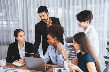 Çok ırklı analist ekibi toplantı masasındaki mali raporu analiz etmek için BI gösterge tablosunu kullanıyor. Çeşitli iş adamlarından oluşan bir grup, FIntech 'in veri analizini başarılı iş pazarlaması için kullanır. Uyum