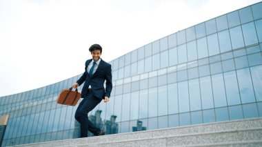 Başarılı bir iş adamı ayakta durarak satışların artmasını kutluyor. Mutlu proje yöneticisi ya da lider başarılı bir projeyle gurur duyuyor, terfi alıyor, iş buluyor. Aşırı sevinç ve mutluluk. Sevinçli..