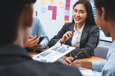 Çok ırklı analist ekibi toplantı masasındaki mali raporu analiz etmek için BI gösterge tablosunu kullanıyor. Çeşitli iş adamlarından oluşan bir grup, iş pazarlama kararı için FIntech 'in veri analizini kullanır. Uyum