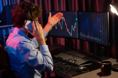 Genç tüccardan komisyoncuya, küresel piyasadaki kar döviz kuru yatırımına danışmanlık yaparak bilgisayar ekranında gerçek zamanlı olarak Neon Light Modern Office 'de. Borsa kavramı. Toplayıcı.