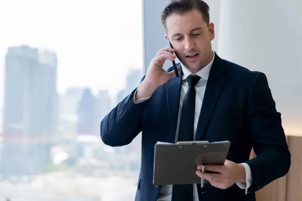 Корпоративный Опытный Бизнесмен Говорящий Телефону Глядя Данные Стоя Окна Показывает — стоковое фото
