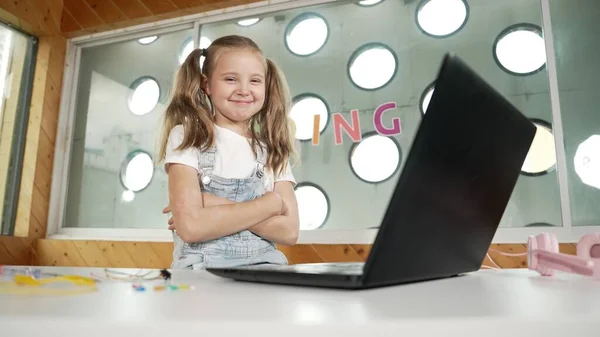 Dziewczyna Pomocą Oprogramowania Programowania Laptopa Patrząc Kamerę Ramię Złożone Pewnością — Zdjęcie stockowe