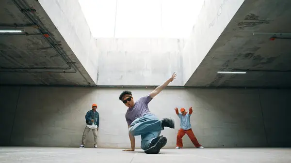 Grupo Hipster Con Estilo Realizan Bailes Juntos Edificio Feliz Bailarín — Foto de Stock