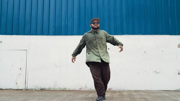 Hipster Dansar Boy Fot Steg Gatan Med Blå Vägg Asiatisk — Stockfoto