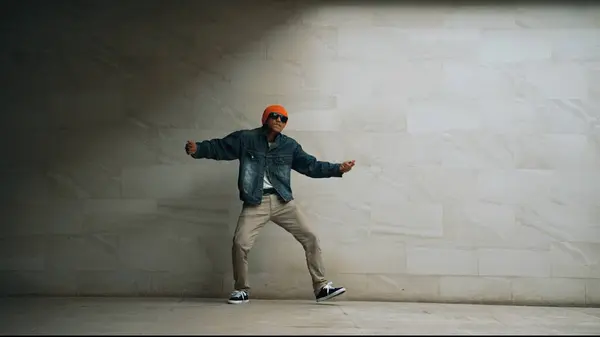 Motion Shot Van Hipster Uit Voeren Break Dance Grijze Achtergrond — Stockfoto