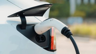 Kapalı EV elektrikli araba şarj bataryası şehrin ticari bölgesinde ya da alışveriş merkezinde. Sürdürülebilir ve çevre dostu seyahat için şarj edilebilir araç için alternatif enerji teknolojisi. Yararlı