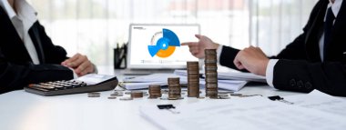 İş zekası analisti dizüstü bilgisayardaki BI yazılımını kullanarak finansal veri göstergesini ve büyüme destesini analiz ederek iş teknolojisini sembolize ediyor. Panorama 'da yatırım kararı. Kurnaz.