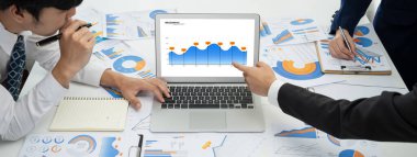 Grup toplantısındaki iş adamları resmi kıyafet paylaşımı fikrine sahipler. Şirketin yaratıcı çalışma alanındaki kar raporunu tartışıyorlar. Grup toplantısı masasında yakın çekim yapmak için. Konuşma .