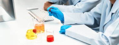 Laboratuvar araştırma ekibi, bilimsel uzmanlık ve laboratuvar ekipmanları ile sağlık hizmetlerini ilerletiyor, yeni ilaçlar araştırıyor ve laboratuvarda tedavi geliştiriyor. Panorama Katı