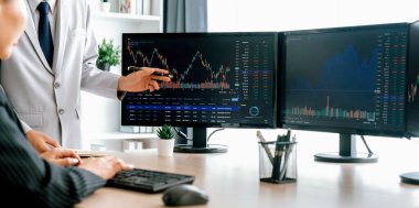 Profesyonel borsacı, finansal yatırım için yetenekli bir iş kadınına büyüme grafiği ile ilgili hisse senedi sundu. Hisse senedi. Hisse senedi. Borsa konsepti. Filizlenen..