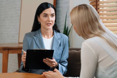 Psikolojik akıl sağlığı danışmanlığı ya da terapi seansındaki genç ve profesyonel bir hastadan akıl hastalığı teşhisi koyarken yardım istemek. Zihinsel tedavi seansı. Blithe