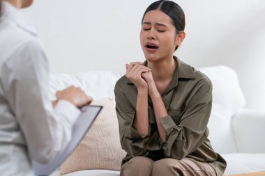 Ruh sağlığı için psikolog, depresyon ya da yaşam başarısızlığından sonra keder tedavisi gören üzgün bir kadın. Hayal kırıklığına uğramış genç bir kadın ofisteki duygular hakkında bir psikologla konuşuyor.