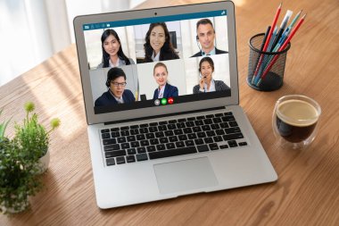 İş dünyasından iş adamlarının modern sanal grup toplantısı için video konferansındaki iş adamları