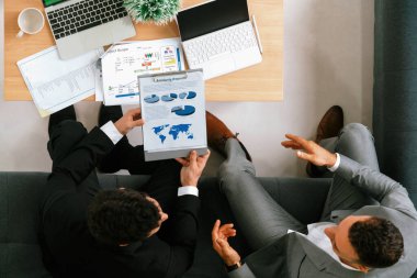 İş adamı, modern işyerindeki başka bir iş ortağıyla görüşmede. Kurumsal iş adamları konsepti. uds