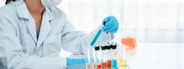 实验室研究人员在实验室试管中使用五颜六色的化学液体开发新的药物或疗法 具有实验室设备的科学专业知识的医疗保健技术进步 Panorama Rigid — 图库照片