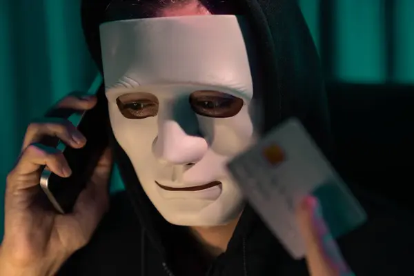 Masque Anonyme Criminel Blanc Appelant Propriétaire Carte Crédit Pour Menacer — Photo