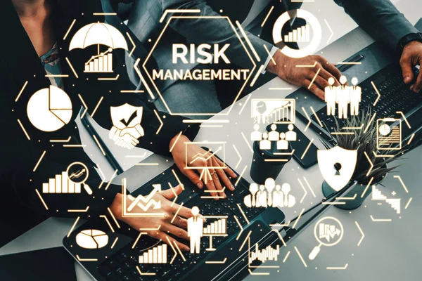 企业投资概念的风险管理与评估 现代图形界面显示风险计划分析中策略符号 以控制不可预知的损失并构建财务安全 — 图库照片