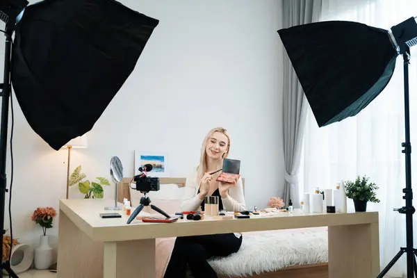 Junge Frau Die Schönheits Und Kosmetik Tutorial Videoinhalte Für Soziale — Stockfoto