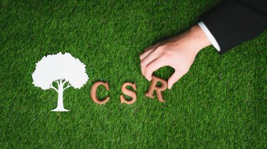 CSR 'daki tahta alfabe metnini biyofilik arkaplan üzerine, çevreci dünya için net sıfır ve çevresel kampanyayla sorumlu kurumsal sosyal toplum için eko sembolü olarak işaretli olarak düzenleyin. Döngü