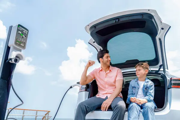Aile Seyahati Deniz Kıyısında Elektrikli Arabayla Seyahat Baba Oğul Yeşil — Stok fotoğraf