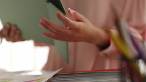 Ofisteki Krom Konsültasyon Sırasında Müşteri Talebine Dayalı Tabletle Çalışan Grafik — Stok video