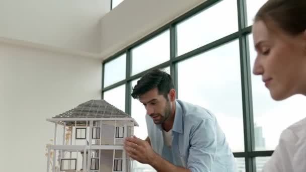 Professional Engineer Measure Model While Telling Coworker House Design Young — Stock Video