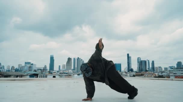 Profesionální Boy Taneční Představení Profesionálního Street Dancer Střeše Oblohou Scraper — Stock video