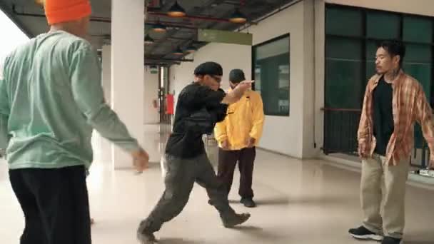 다문화 친구로 둘러싸인 발자국을 수행하는 힙스터 브레이크 스트리트 댄스를 스포츠 — 비디오