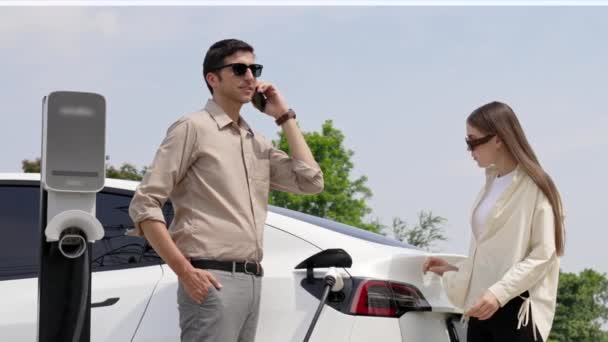 Повільна Пара Рухів Заряджає Автомобільну Батарею Зарядній Станції Підключеній Електромережі — стокове відео