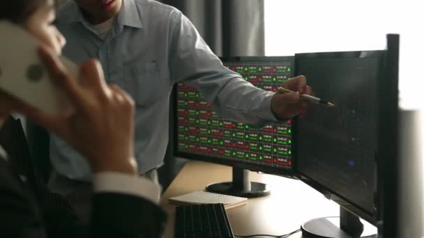 Inversores Negocios Cámara Lenta Compañía Comercio Acciones Que Analizan Comercialización — Vídeos de Stock
