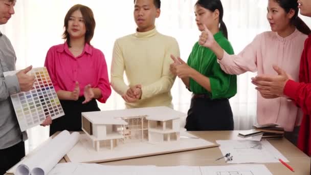Diseñador Casas Cámara Lenta Que Utiliza Equipos Arquitectónicos Dibuja Plano — Vídeo de stock