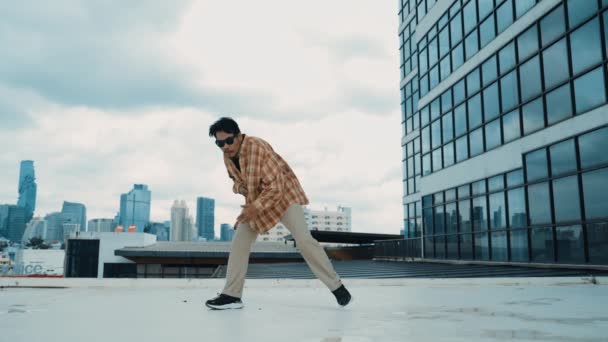 Glückliche Hispanische Tänzerin Trägt Legeres Outfit Breakdance Der Nähe Des — Stockvideo