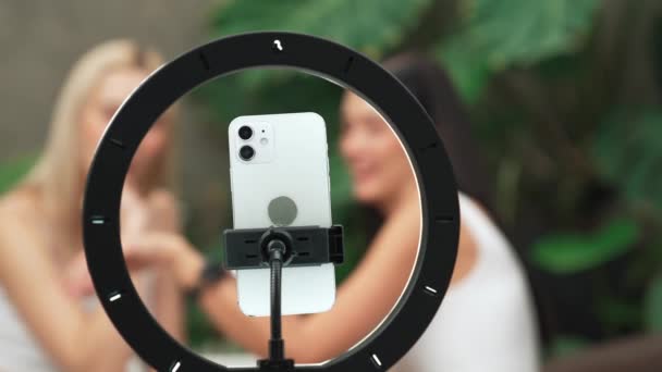 Foco Anel Luz Com Câmera Telefone Transmissão Vivo Dois Criador — Vídeo de Stock