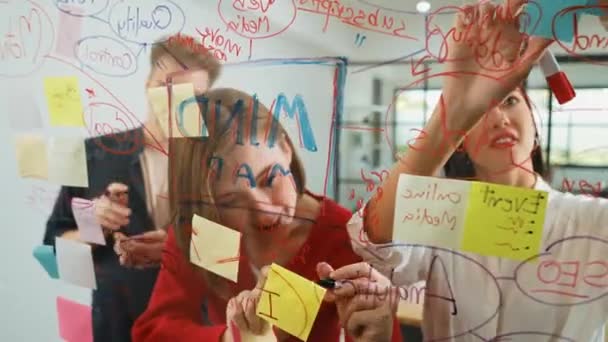 Kreativa Affärsteam Brainstorming Och Dela Marknadsföring Idé Start Projekt Genom — Stockvideo