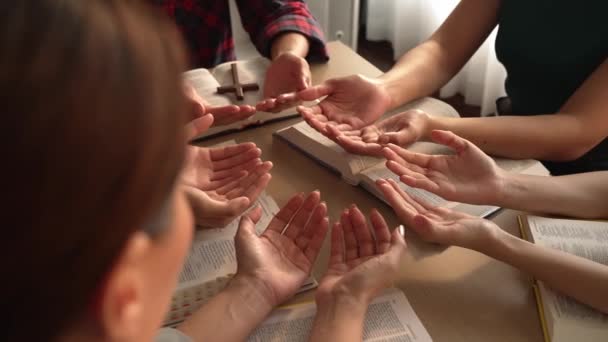 기독교 가톨릭 추종자와 헌신과 성취의 감각은 믿음에 기독교 사람들은 그룹기도를 — 비디오