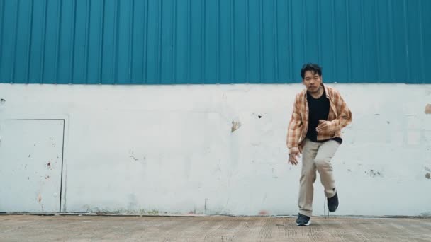 Hispanic Rolig Koreograf Dansar Hip Hop Stil Ung Glad Break — Stockvideo