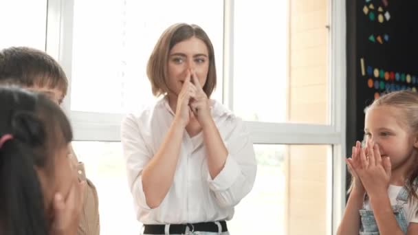 Красивий Вчитель Вчить Про Орган Тіла Коли Студент Торкається Носа — стокове відео