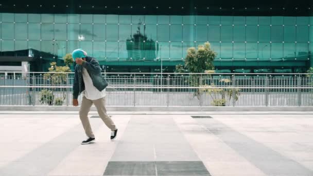 Mutlu Hipster Canlı Bir Şekilde Dans Ederken Kulaklıktan Hip Hop — Stok video