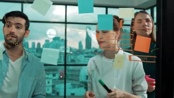 Equipe Negócios Profissional Brainstorm Compartilhamento Pensamento Ideia Enquanto Líder Masculino — Vídeo de Stock