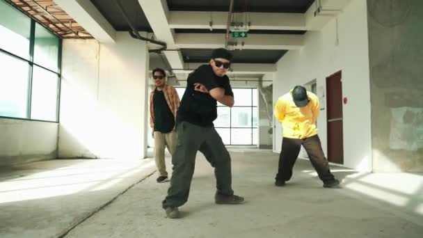 Dançarino Multicultural Praticar Dança Rua Passar Para Música Hip Hop — Vídeo de Stock