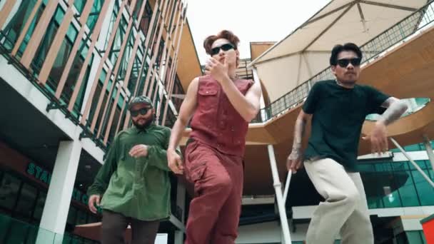 Aziatische Hiphop Dansersgroep Oefenen Voet Stap Met Dansteam Aantrekkelijke Hipster — Stockvideo