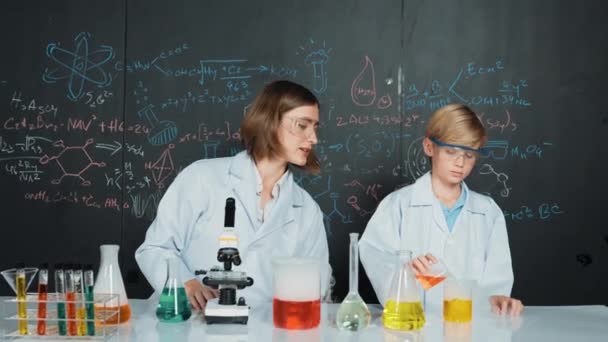 Bělošský Učitel Vysvětlil Barevné Řešení Vědecké Laboratoři Odborný Instruktor Podporuje — Stock video