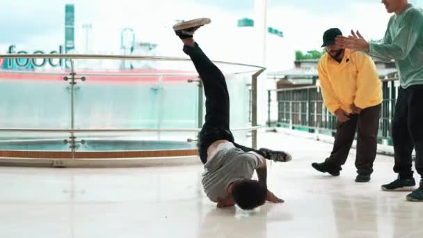 Hip Hop青少年团体在购物中心走廊表演B Boy舞 观看城市或天空碎片 一群活泼的舞蹈家表演霹雳舞 周围都是多文化的朋友 户外运动2024 — 图库视频影像