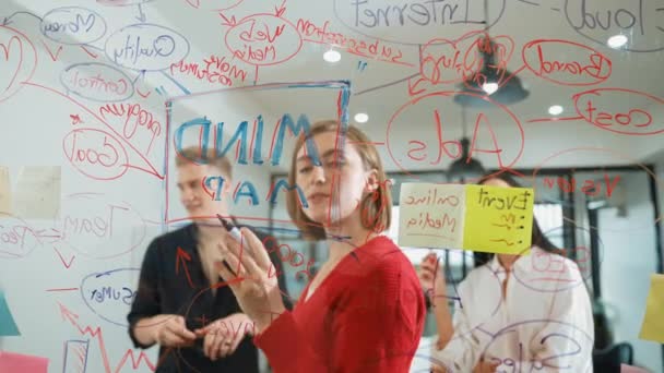 Ung Vacker Projektledare Skriver Marknadsföringsidé Finansiell Strategi Lösa Problem Medan — Stockvideo